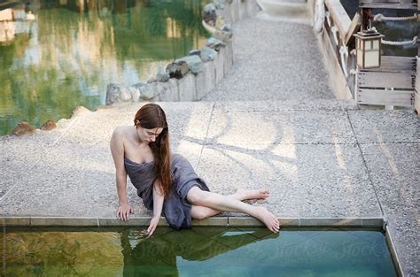 Woman Relaxing At Japanese Hot Springs Spa By Pool Del Colaborador De