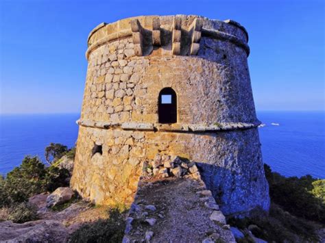Die felsinsel es vedrà und ibizas salinen. Sehenswuerdigkeiten: Ibiza: Torre des Savinar