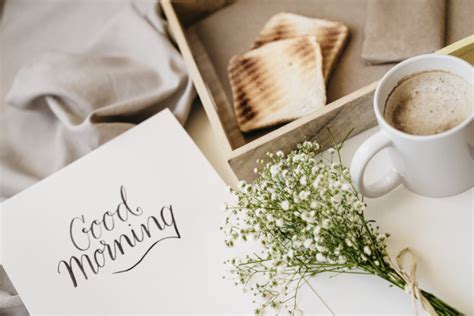 Bella cartolina con una foto di foresta brillante e bella scritta buona notte. Colazione romantica nel letto | Foto Gratis