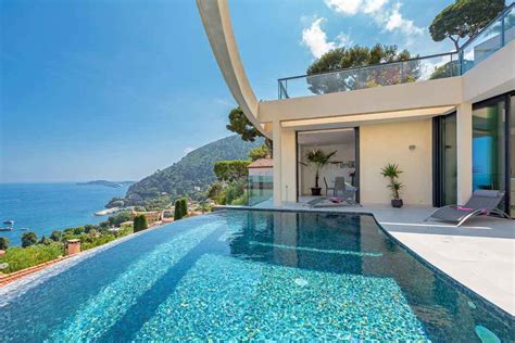 La première maison de la collection que vous pouvez voir dans la galerie en bas est un beau bâtiment qui extérieur de villa de luxe moderne avec belle terrasse et piscine design. Stunning Modern Luxury Villa in South of France - Modern ...