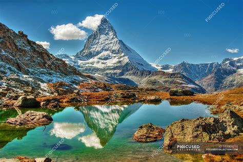 Hermosa Vista De La Montaña Matterhorn Reflejado En El Lago Zermatt