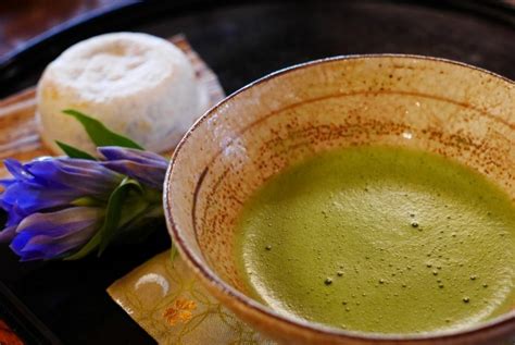 Minum teh hijau pada waktu petang lebih sesuai. Tahukah Anda Waktu Tepat Minum Teh Hijau? | Republika Online
