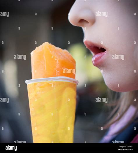 Eine Nahaufnahme Von Einem M Dchen Das Essen Eine Orange Eis Stockfotografie Alamy