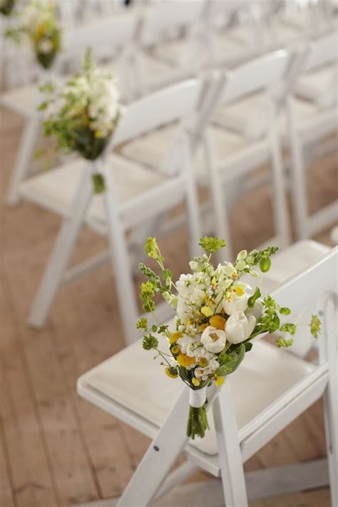 Hanki 9.000 sekunnin wedding flower bouquets hanging on arkistovideomateriaali, jonka nopeus on 23.98fps. Spring floral arrangements on white resin folding chairs ...