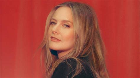 Alicia Silverstone With A New Tv Show Proves Shes Not Clueless The