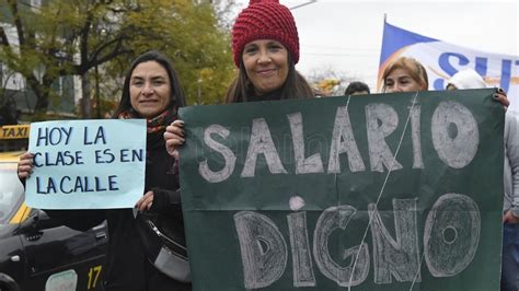 Docentes De Mendoza Comenzaron Un Paro Por Horas Centrocuyo Noticias