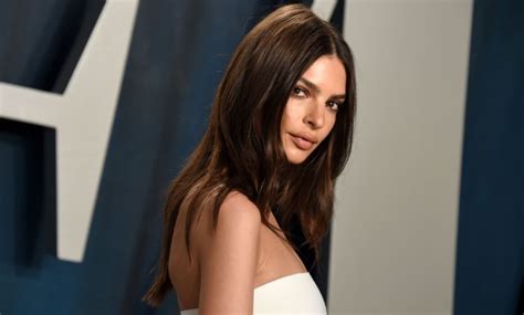 Emily Ratajkowski announces pregnancy, says she won't know ...