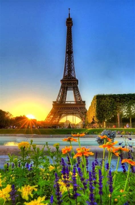 Puesta De Sol Frente A La Torre Eiffel En Paris Paris Torre Eiffel