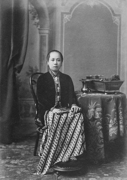 Wanita Jawa Berpakaian Kerajaan Bagian Dari Keluarga Hamengkoe Boewono