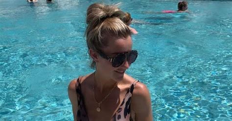 Helen Skelton Wows With Abs As She Strips To Swimwear As She Heads To Ibiza For Adult Only
