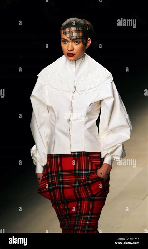 Corrie Nielsen Catwalk London Fashion Week Stock Photo Alamy