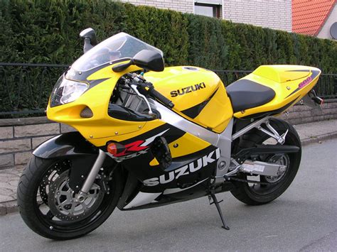With every ounce of energy lurking dangerously at the top end. Suzuki GSX-R 600 uživatele kaleria - | Motorkáři.cz