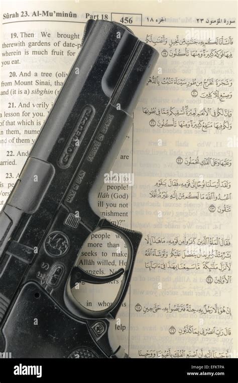 Quran pistole Fotos und Bildmaterial in hoher Auflösung Alamy