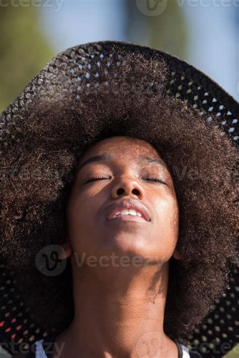 Portrait En Gros Plan D Une Belle Jeune Femme Afro Américaine Souriante Et Levant Les Yeux