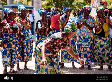 Afrika Angola Benguela Frauen Tanzen In Traditioneller Tracht Stockfotografie Alamy