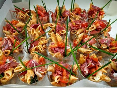 Oeuf brouillé, roquefort et pain ? Apéritif dinatoire à emporter : toasts à l'italienne et toasts magret , concombre et fromage fra ...