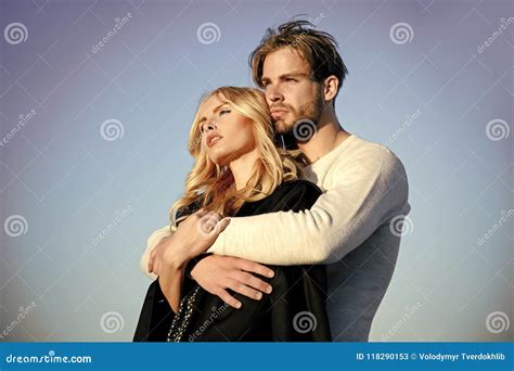 Couples Sensuels Homme Et Femme Musculaires Avec De Longs Cheveux Blonds Amour Image Stock