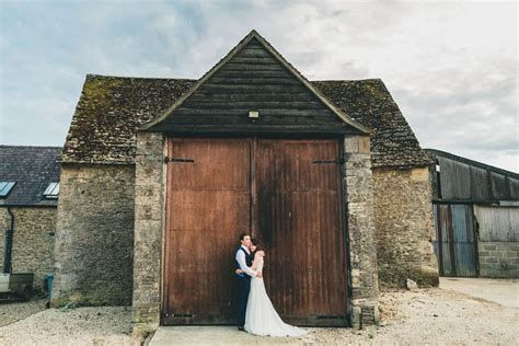 couple by the old barn doors | Lucie Hamilton Photography ...
