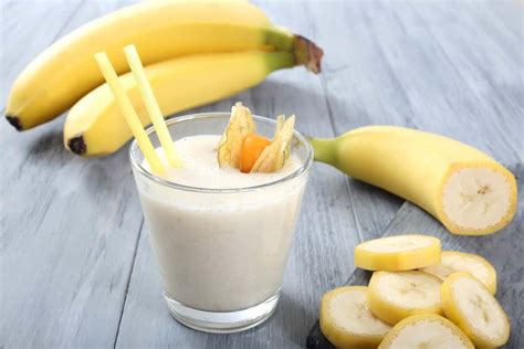 Sbuccia e taglia a pezzi le banane chiquita. Rezept für Bananenmilch ohne Zucker ♥ Ernährung ohne Zucker