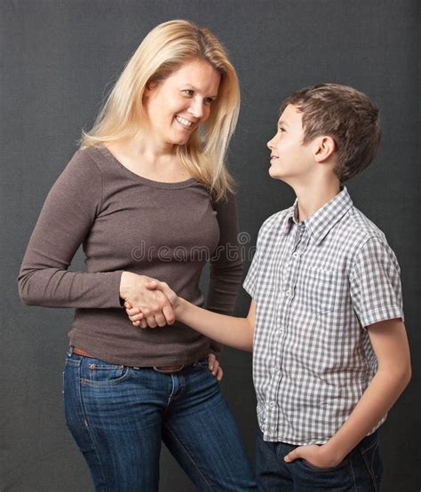 Мать и сын стоковое фото изображение насчитывающей обнять 36669628