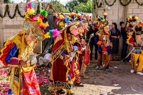 Bailarines Populares Tradicionales En La Calle Guatemala Foto
