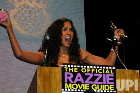 Photo Halle Berry Accdepts Razzie Award In Person Lap2005022701