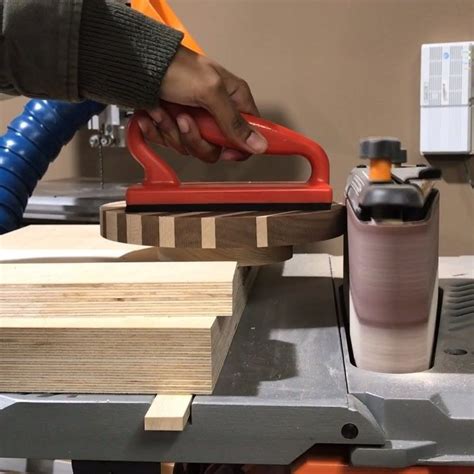 Circle Sanding Jig For The Belt Sander Woodworking Woodworking Projects Build Something