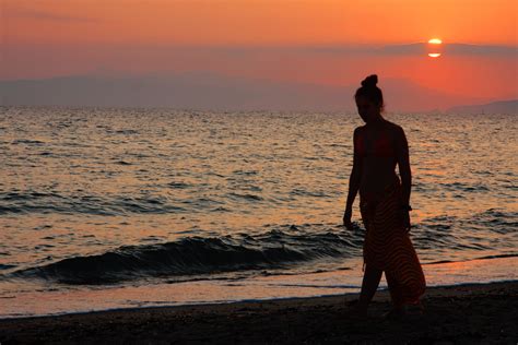 картинки пляж пейзаж море берег песок океан горизонт небо девушка солнце Восход
