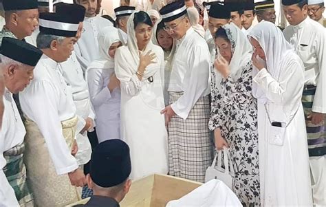 Hh tengku abdullah, the crown prince hh tunku azizah aminah maimunah iskandariah of johor, the crown princess. BERNAMA on Twitter: "Pemangku Raja Pahang Tengku Abdullah ...