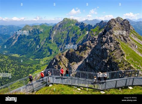 North Wall Trail Und Gipfelkreuz Am Nebelhorn Mit Blick Auf Den Großen
