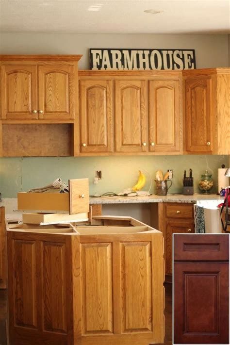 Learn all about oak kitchen cabinets and discover why this type of wood has stayed so popular in kitchen designs everywhere. Plans for - golden oak cabinets painted white. #oakkitchencabinets #kitchenisland (With images ...