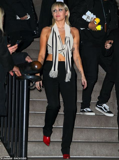 miley cyrus s unforgettable fashion mishap wardrobe malfunction at marc jacobs nyfw show