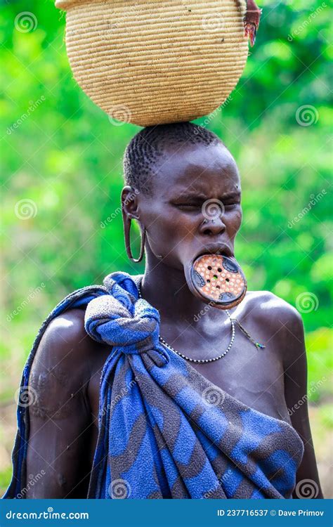 Retrato De Una Mujer Africana Con Un Gran Plato Tradicional De Madera En El Labio Inferior Y