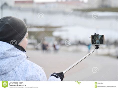 Lustig am telefon melden · sascha1401 · ciprim20 · it.freak · mopsigel · itsjustme · lifestyle17 · broken sword · derbischoff. Der Junge Macht Selfie Am Telefon Mit Selfie Stock Auf ...