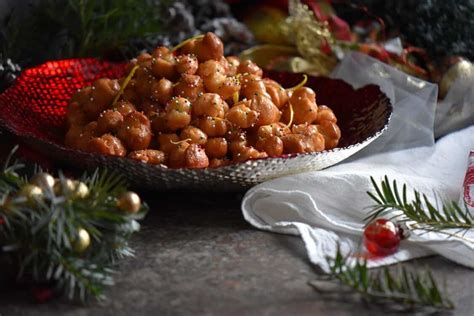 Christmas week was the time for visits from members of the extended family. Struffoli di Mamma || Italian honey balls || Easy ...