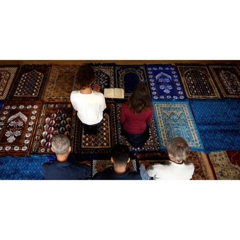 Kahina bahloul est la première femme imame en france. La première prière dirigée par deux femmes imames met en ...
