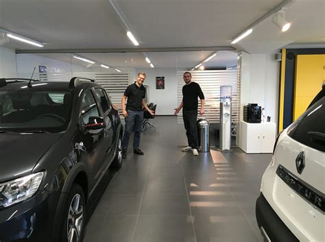 Geschlossene garagen sind nach vorne hin offen, bieten aber einen gewissen sichtschutz. Ab 1. März ist unser Showroom wieder für Sie offen ...