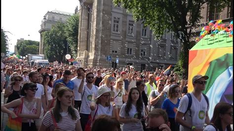 Budapest pride felvonulás ismét szabad keretek között, kordonoktól mentesen zajlik. Budapest Pride Felvonulás 2019 #1 - YouTube