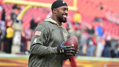 Vernon davis is a 37 year old american football (american) player. Vernon Davis Proposes To His Girlfriend With A Creative ...