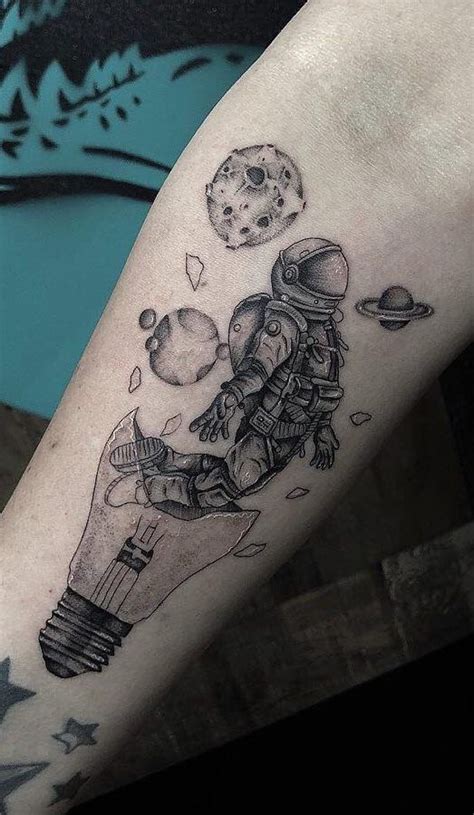 Tatuagem Muito Legal De Um Astronauta Saindo De Uma Lâmpada Tatuajes Espaciales Tatuaje De
