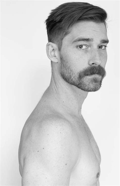 Xd | l'okiya de la renarde. Homme à la barbe et à la moustache avec une coupe de ...