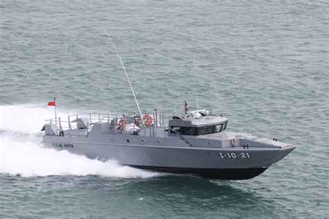 defense studies dua kapal patroli combat boat diserahterimakan  tni al