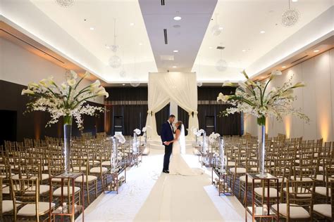 Radisson Blu Aqua Hotel Upscale Wedding Venue And Elegant Reception