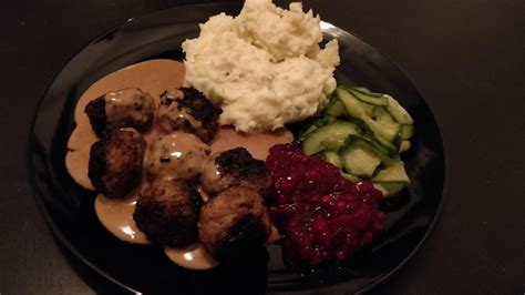 Homemade swedish meatballs that are smothered in amazing cream gravy. Homemade Swedish Meatballs with mashed potatoes, pressed ...