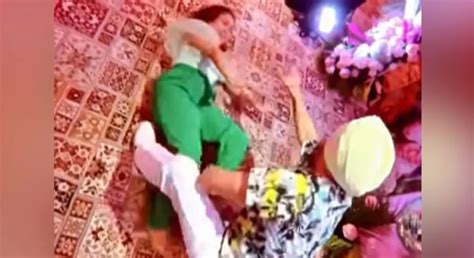 Leakedvideo Neha Kakkar Viral Rolls On Floor As She Performs Naagin Dance With Rohanpreet