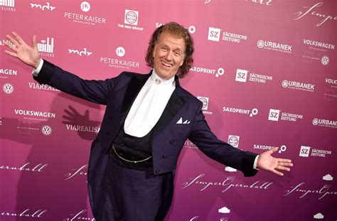 Juli 2011 wurde der walzer and the waltz goes on, den hopkins 47 jahre zuvor komponiert hatte, von andré rieu mit dem johann strauss orchester im schloss belvedere in wien uraufgeführt. André Rieu wird siebzig: Der Maestro der Massen - Kultur ...