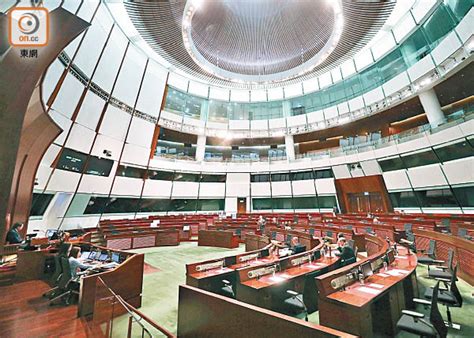 Aug 30, 2021 · 「守護大嶼聯盟」於3年前舉辦論壇，反對2018年施政報告中「明日大嶼」填海計劃。8名人士疑不滿苦候多時仍未等到機會上台發言，衝上台搶走主辦者姚松炎的咪高峰。 燒錢填海 養假難民 議員轟政府吝嗇市民 - 東方日報