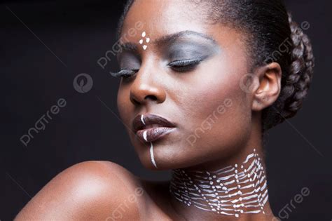 พื้นหลังภาพเหมือนของหญิงสาวชาวอัฟริกันที่มีสีขาวแบบดั้งเดิมบนใบหน้า รูปถ่าย และรูปภาพสำหรับดาวน์