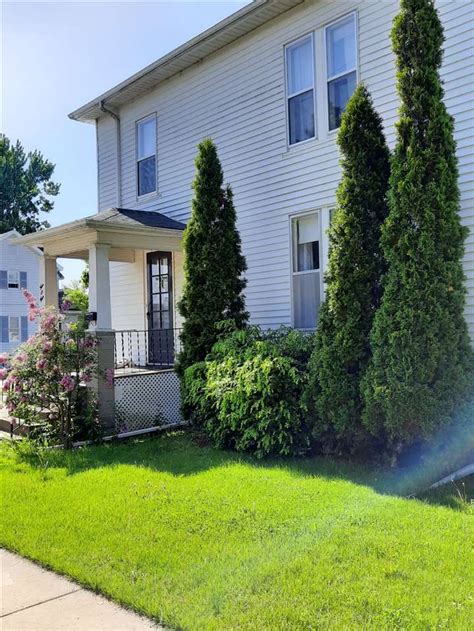 Sort by this home was built for entertaining, with two wet bars, large deck and patio. 404 39TH STREET, BAY CITY, MI 48706 - BAYCITYHOMES.COM