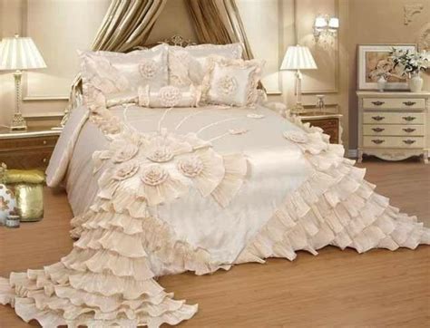 Down alternative comforter set is the perfect solution for your search for bedding that's bright, colorful and cheerful looking. OctoRose Wedding Bedding Comforter Bedspread Set or BED